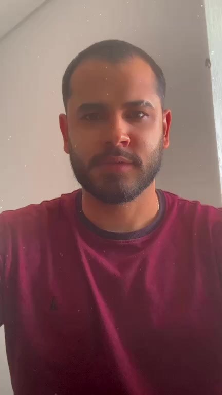 Retrato de homem com barba em publicação da Jamal
