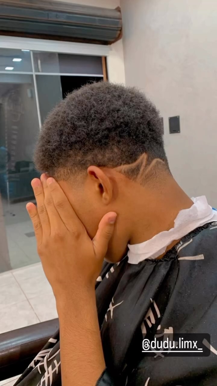 Corte com degradê e desenho na lateral, publicado pela Jamal