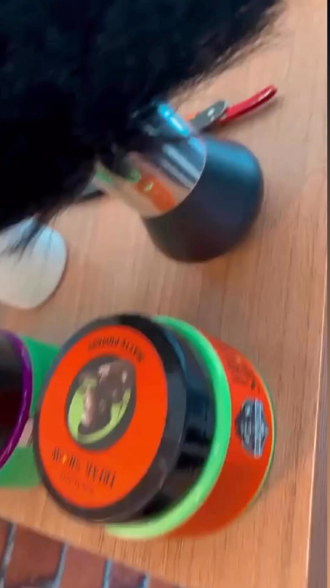 Produtos e acessórios de barbearia na bancada
