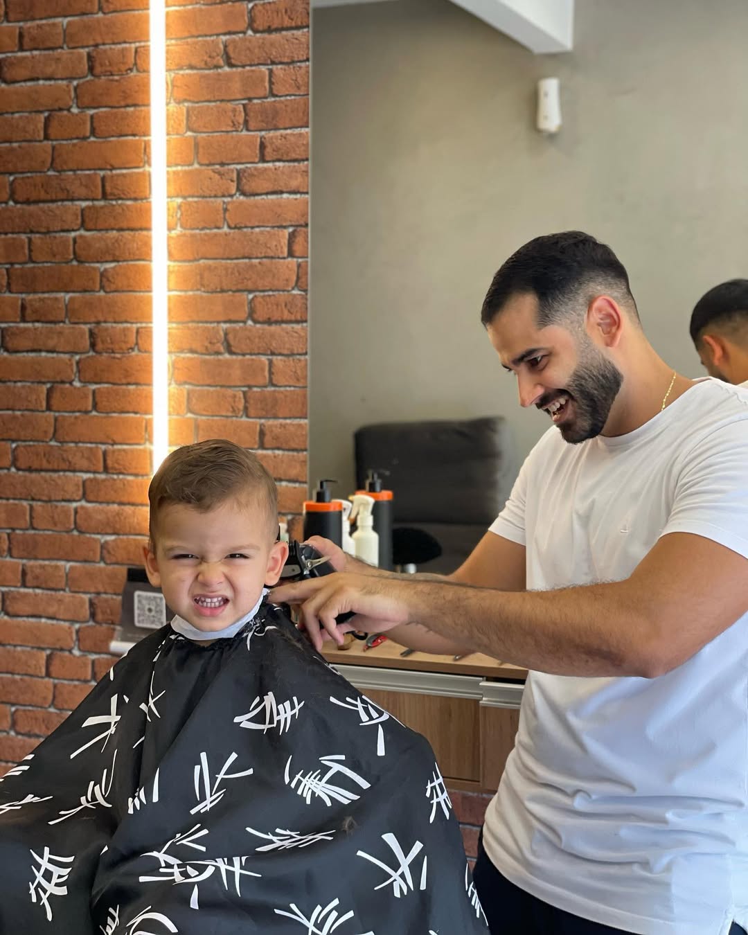 Barbeiro da Jamal fazendo um corte infantil
